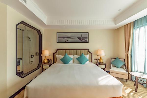 Phòng Deluxe có giường cỡ King và nhìn ra Sông