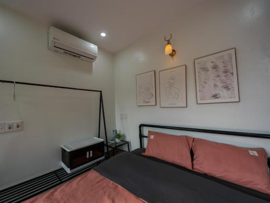 Phòng có giường cỡ King nhìn ra cảnh núi non