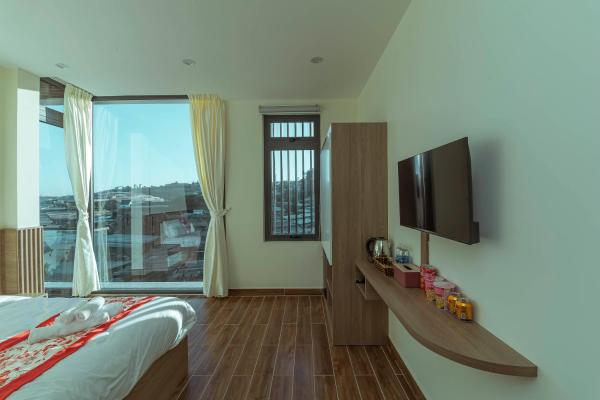 Phòng Deluxe Giường Đôi Có Ban Công