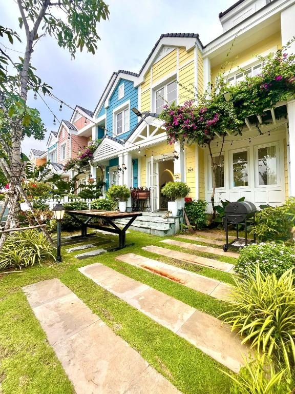 Biệt Thự Nhìn Ra Vườn