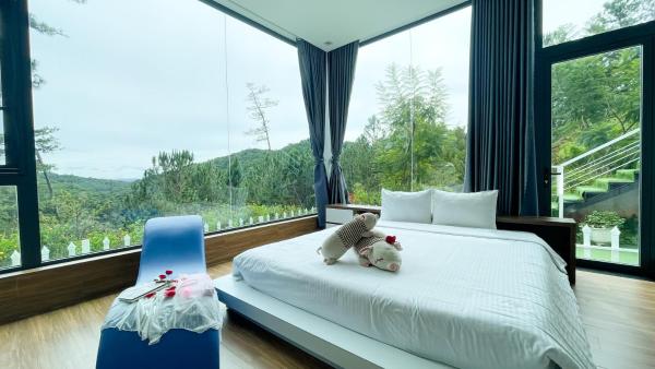 Phòng có giường cỡ King nhìn ra cảnh núi non