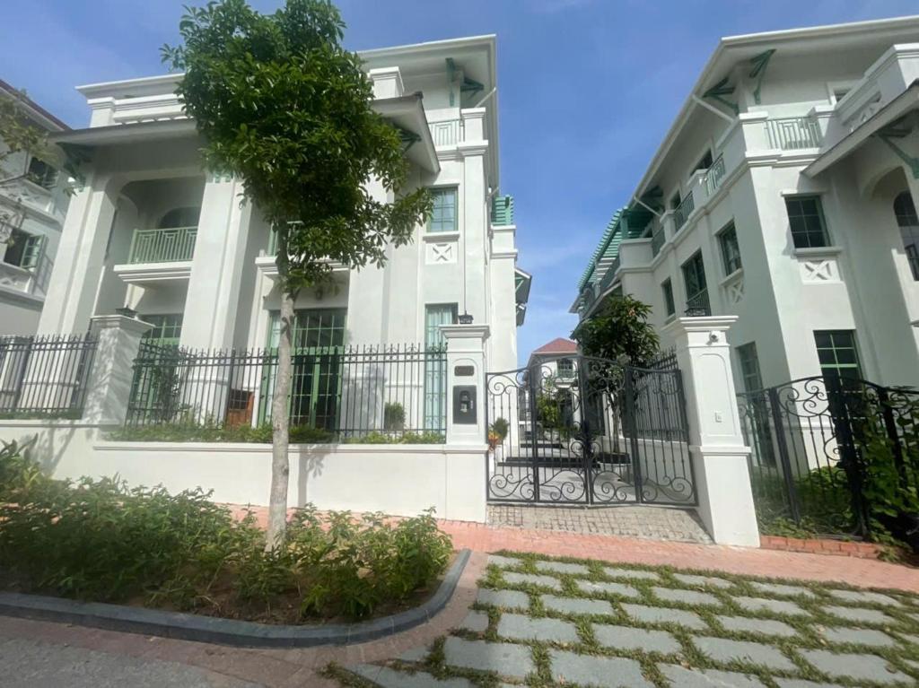 Sunrise Villa bãi Khem – biệt thự 4 phòng ngủ, 5 phòng tắm, thang máy riêng, máy giặt và sấy đồ, bếp với đầy đủ dụng cụ ăn uống, đồ dùng nấu ăn