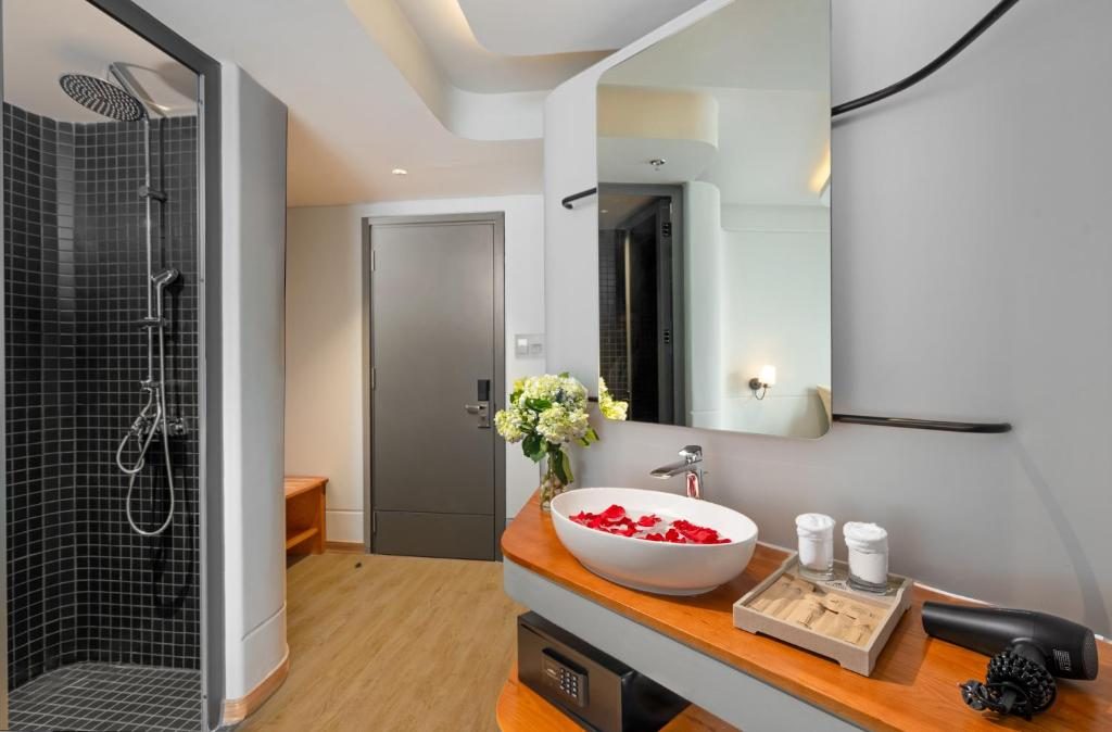 Deluxe Double / twin with window seaview