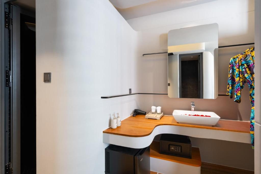 Senior Deluxe Double/ Twin room window city view