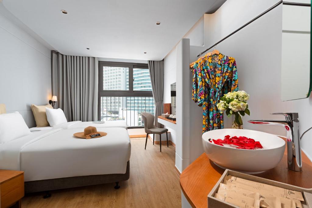 Deluxe Double / twin room with window city view