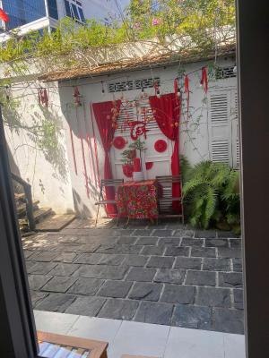 Phòng 4 người nhìn ra vườn