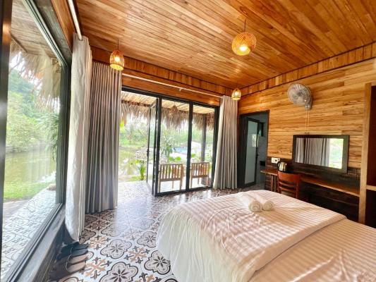 Phòng có giường cỡ King nhìn ra cảnh núi non