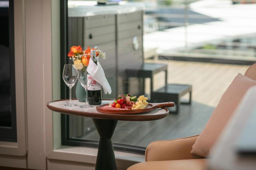 Calista Majesty with Private Sundeck, Jaccuzi and International Internet Access