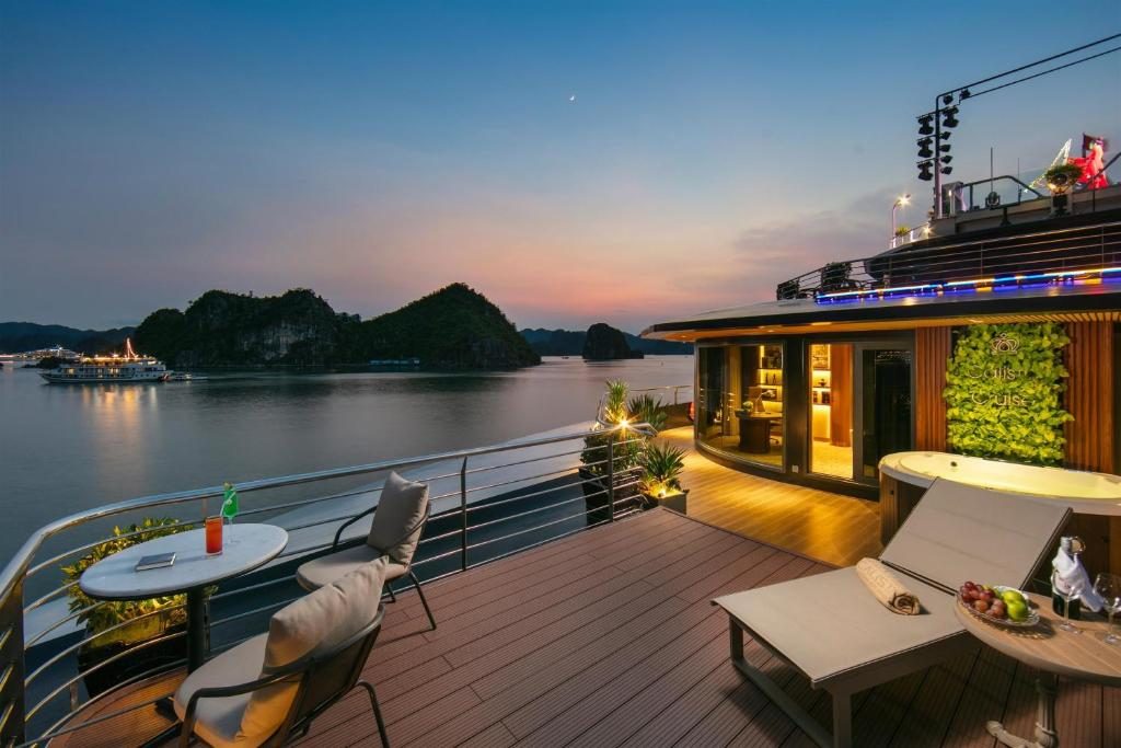 Calista Panoramic President Suite with Private Sundeck, Outdoor Jacuzzi, Butler Service and International Internet Access