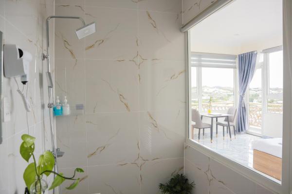 Phòng Deluxe Giường Đôi Có Ban Công