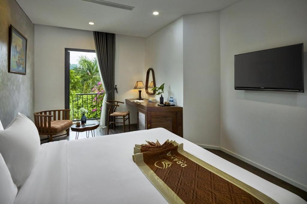 Deluxe King Room with Balcony and Mountain View