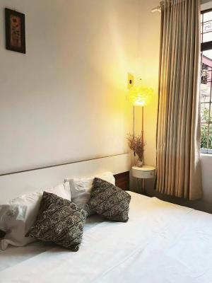 Phòng Có Giường Cỡ Queen Với Phòng Tắm Chung