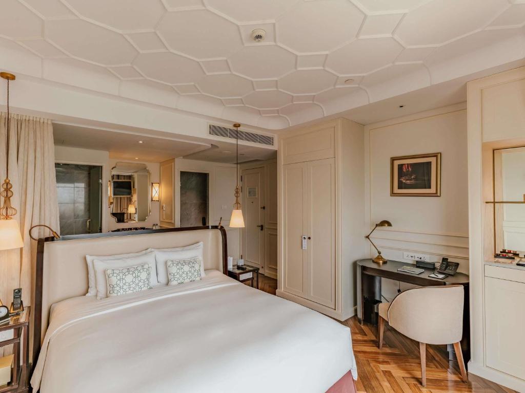 Sky Executive Grand Deluxe Room, 1 King Size Bed, High Floor, Lounge Access.