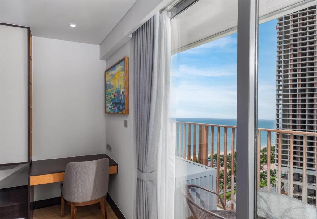 Deluxe King Studio with Balcony and Partial Ocean View