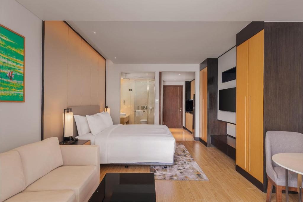 Deluxe King Studio with Balcony and City View