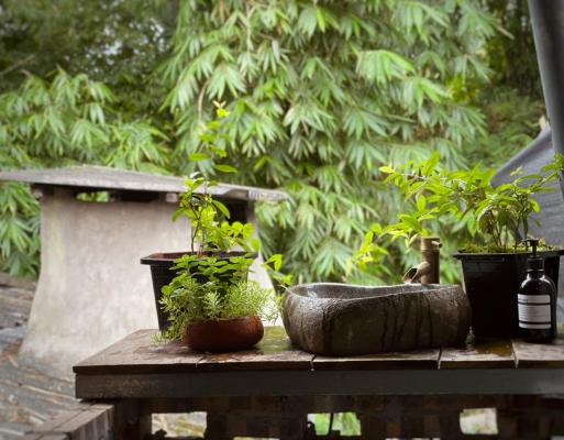 Phòng có giường cỡ King nhìn ra cảnh núi non