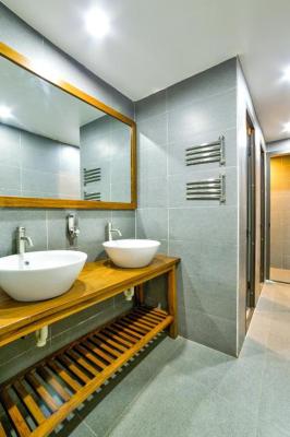 Giường Đơn Trong Phòng Nghỉ Tập Thể Cho Cả Nam Và Nữ