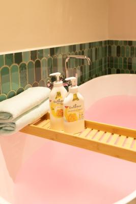 Phòng Có Giường Cỡ Queen Và Bồn Tắm Spa