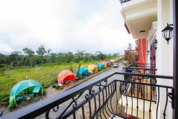 Phòng Deluxe Giường Đôi Có Ban Công