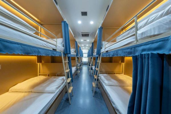 Giường Đơn Trong Phòng Nghỉ Tập Thể Cho Cả Nam Và Nữ