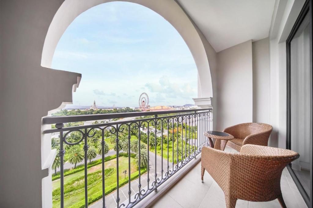 Phòng Deluxe Có Giường Cỡ King, Ban Công Và Tầm Nhìn Ra Vườn