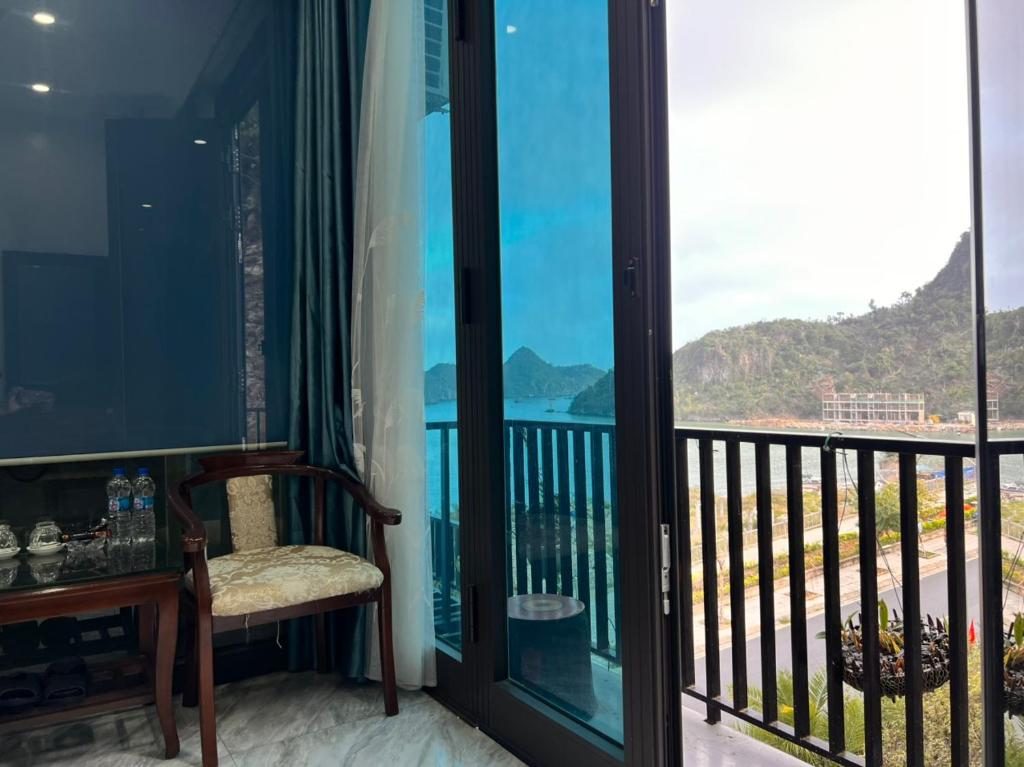 Phòng Deluxe Giường Đôi Nhìn Ra Biển Từ Phía Bên Cạnh