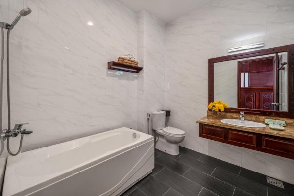 Phòng Deluxe Giường Đôi Có Ban Công
