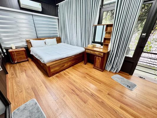 Phòng có giường cỡ King nhìn ra cảnh núi non