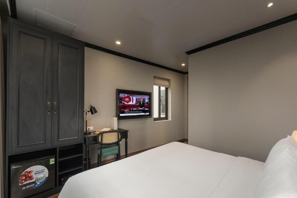 Executive Suite with Private Terrace and City View