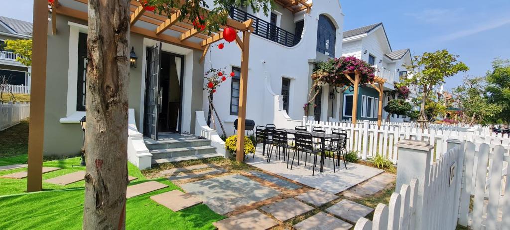 Biệt Thự Nhìn Ra Vườn