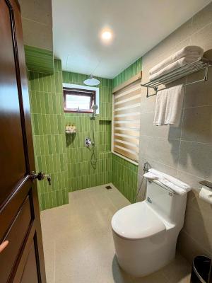 Phòng Có Giường Cỡ King Nhìn Ra Hồ Bơi