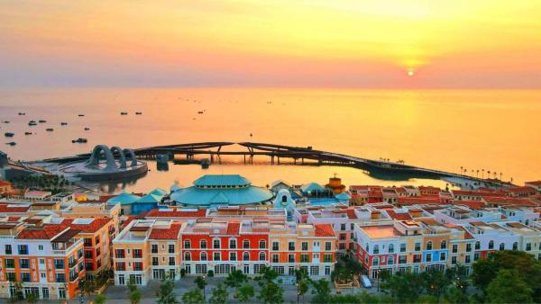 HUB MULTI 3 HOTEL – Sea & Firework View