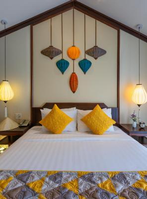 Savvy King/Twin Suite, Balcony with Riverside View