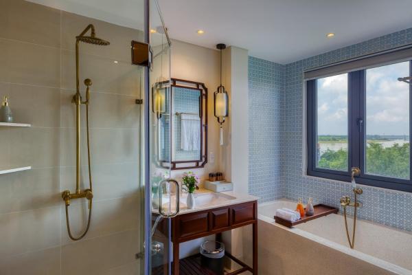 Junior Queen/Twin Suite, Balcony with Tranquil Meadow View