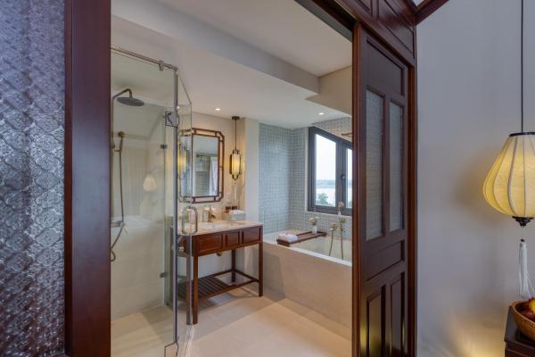 Deluxe Double/Twin Room, Bathtub, Balcony with Courtyard View