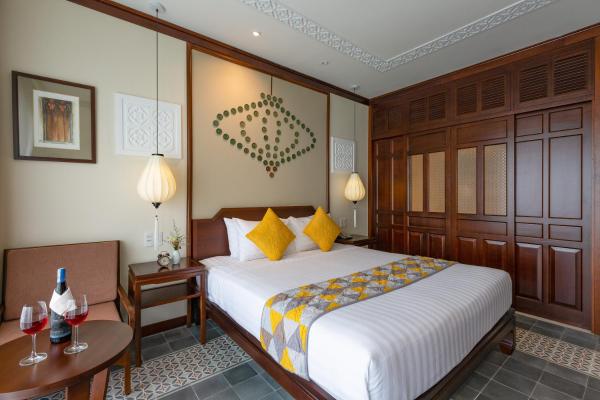 Essence Family Connecting Suite, Bathtub, Balcony with Courtyard View