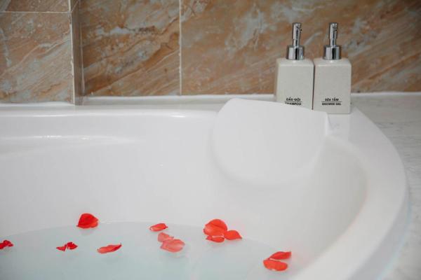 Phòng Deluxe Giường Đôi Có Bồn Tắm