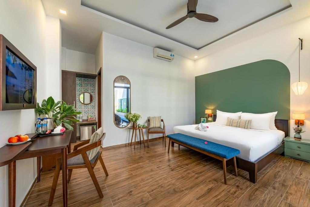 Suite Có Giường Cỡ King Nhìn Ra Hồ Bơi