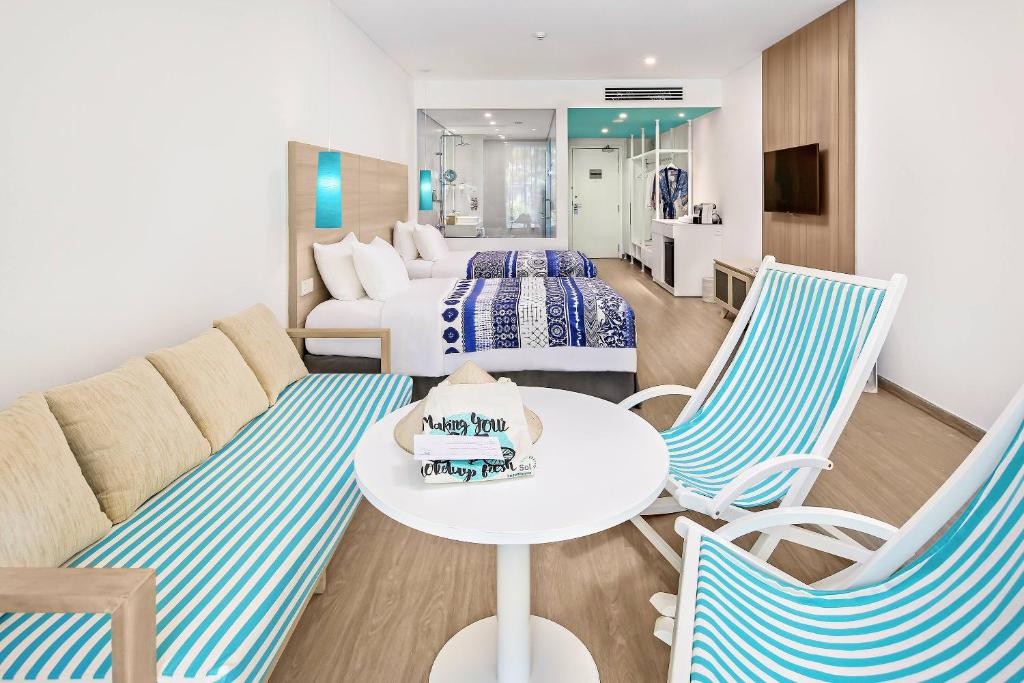 Phòng Superior Với Lối Dẫn Ra Hồ Bơi
