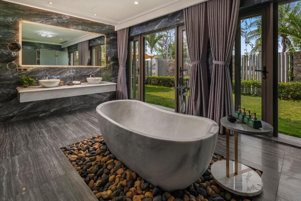 Presidential Suite with Bathtub