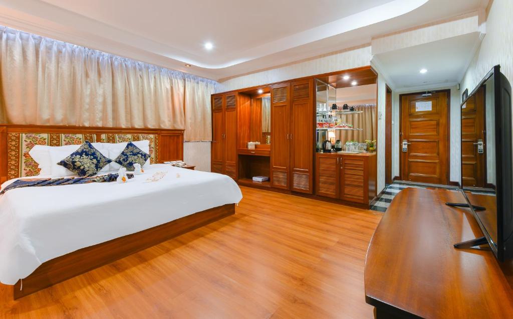 Premier Deluxe King Room with City View – High Floor