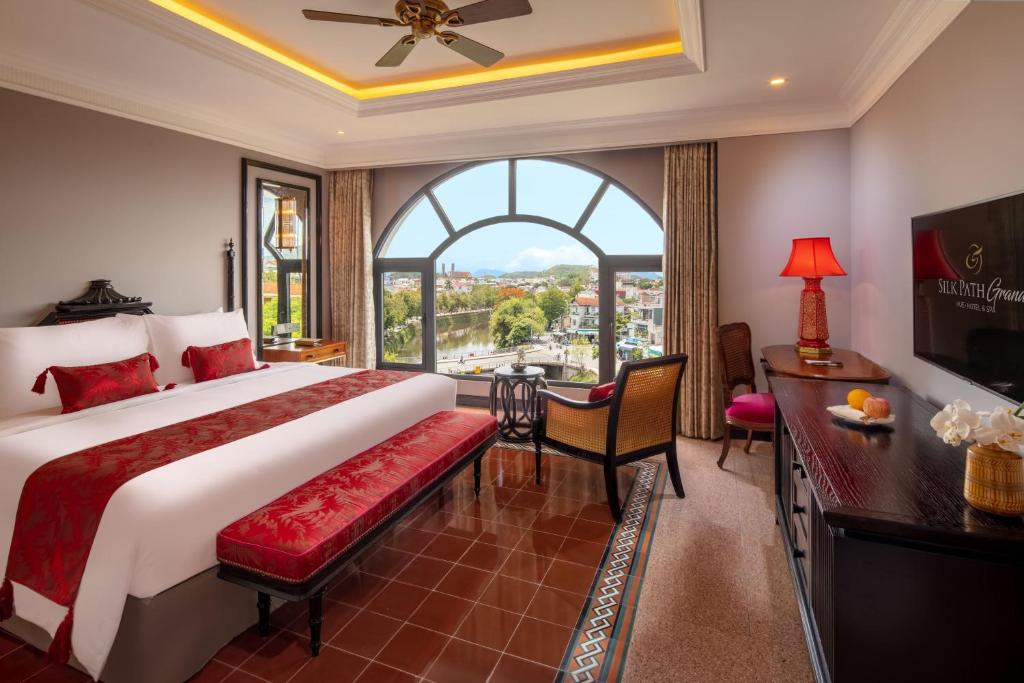 Suite Hạng Tổng Thống – Miễn Phí Trang Phục Truyền Thống