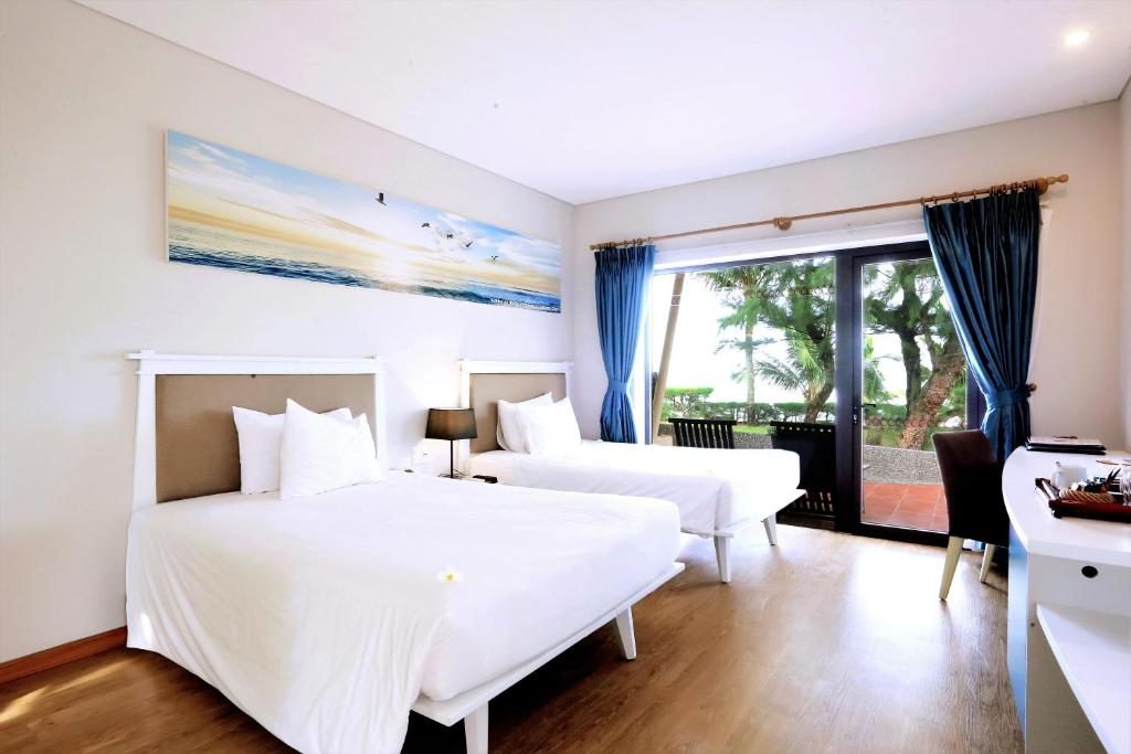 Ocean Bungalow Twin Room with Terrace and Bathtub