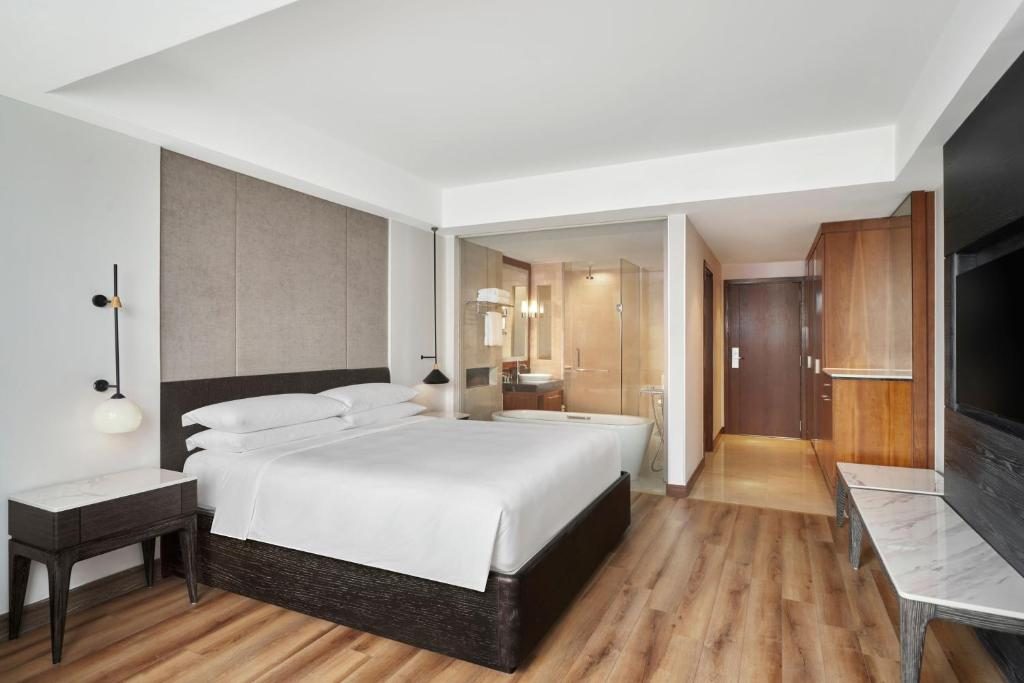 Club Level King Room with City View