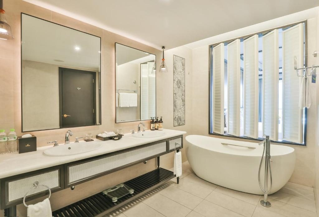 Phòng Deluxe Giường Đôi Với Ban Công và Tầm Nhìn Ra Biển