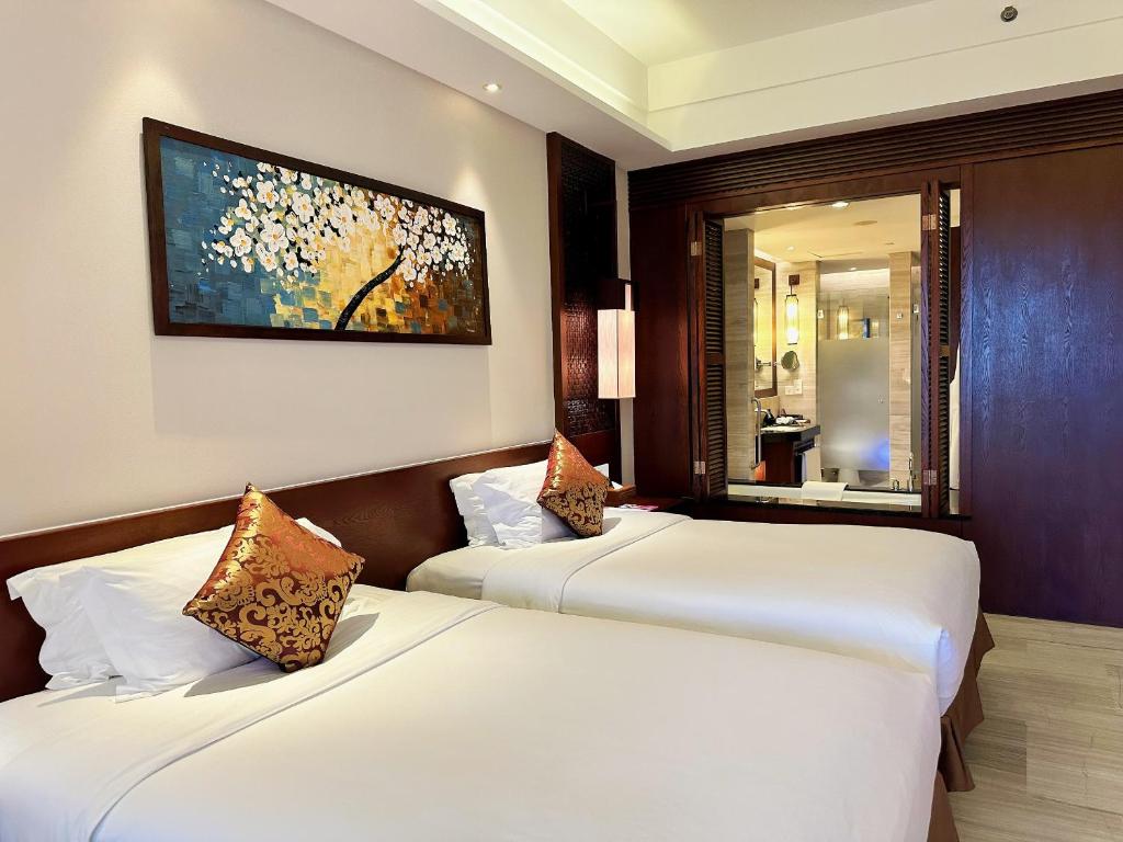 Premier Twin Room with Balcony and Garden View