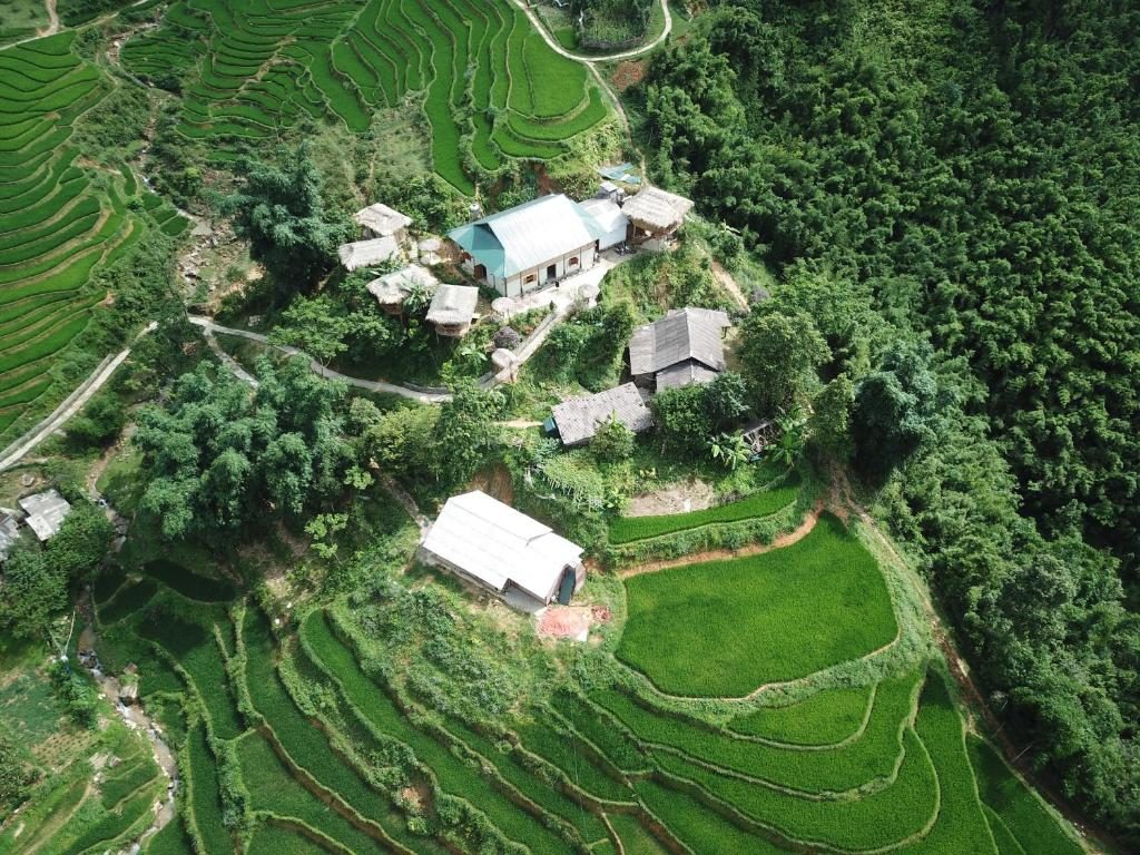 Phòng có giường cỡ King nhìn ra cảnh núi non