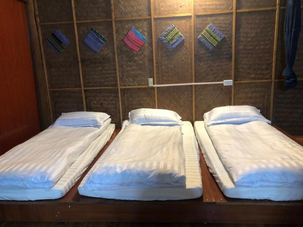 Giường Đơn Trong Phòng Nghỉ Tập Thể Cho Cả Nam Và Nữ
