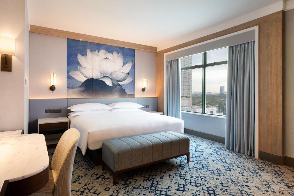 Club lounge access, Larger Suite, 1 King