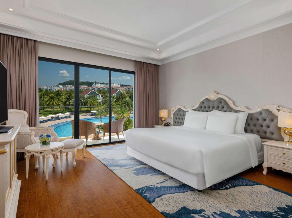 Phòng Deluxe Nhìn Ra Hồ Bơi